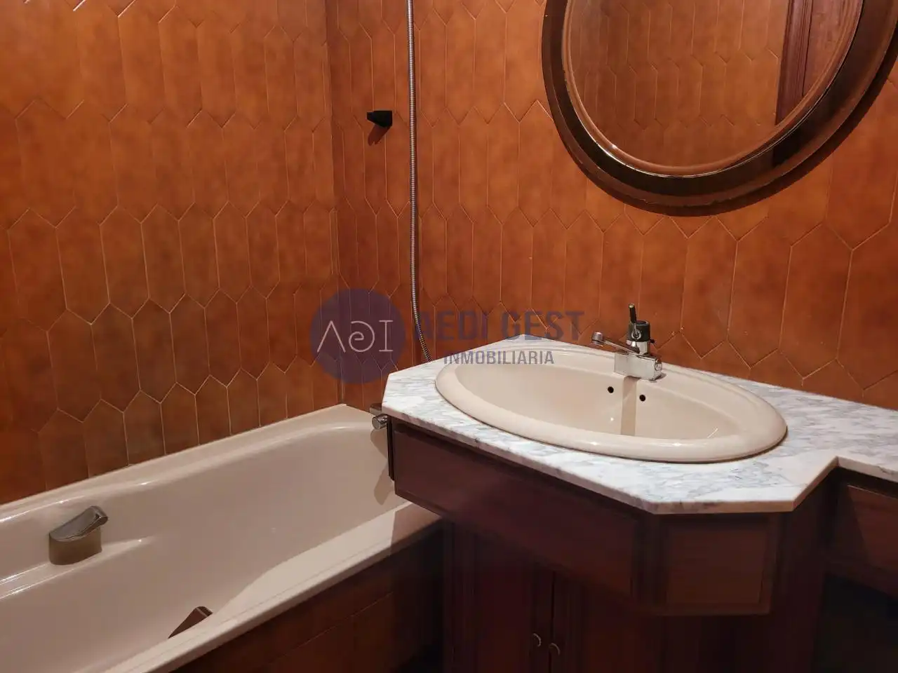 Bany de Pis en venda en Vigo  amb Calefacció, Parquet i Terrassa