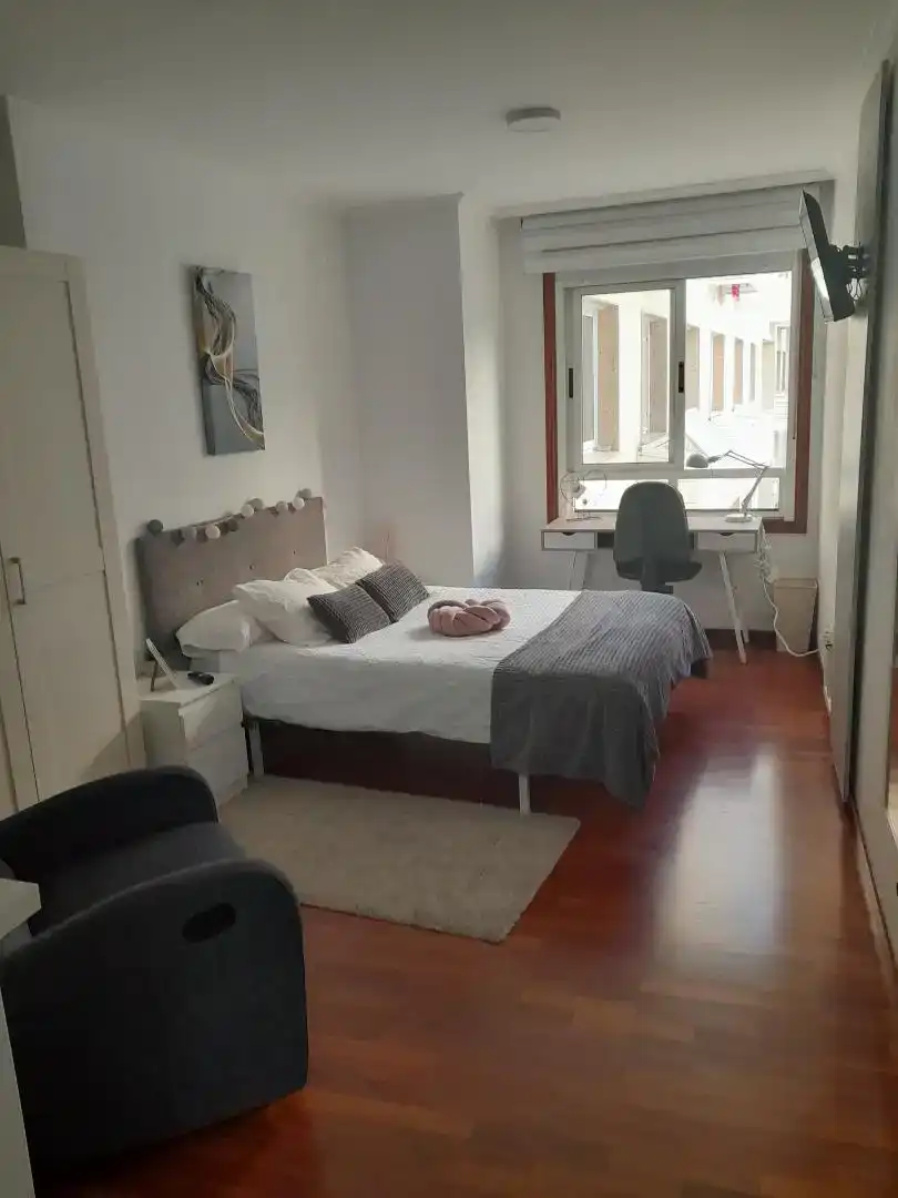 Dormitori de Apartament per a compartir en A Coruña Capital  amb Parquet, Moblat i Forn