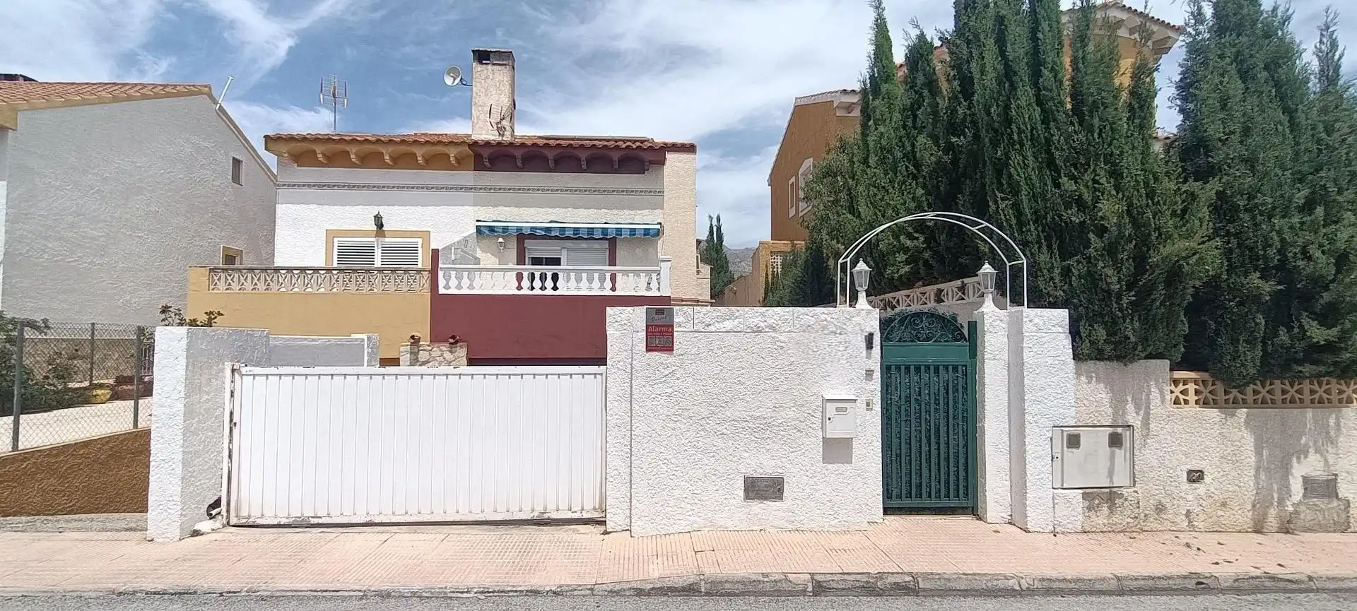 Vista exterior de Casa adosada en venta en La Nucia con Aire acondicionado, Calefacción y Jardín privado