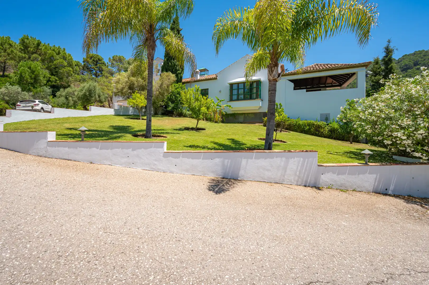 Vista exterior de Casa o xalet en venda en Estepona amb Aire condicionat, Jardí privat i Terrassa