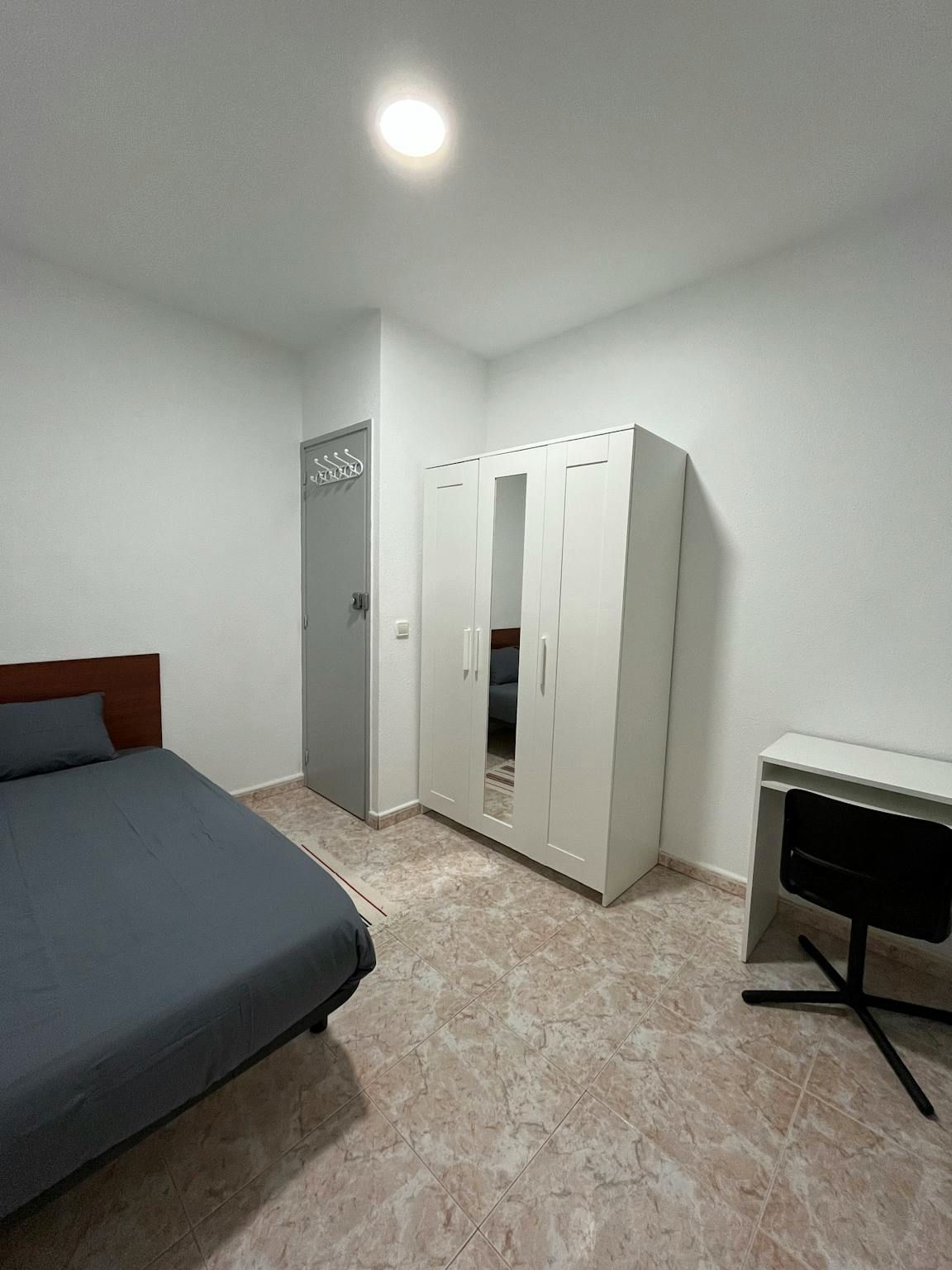 Bedroom of Flat to share in  Barcelona Capital  with Washing machine