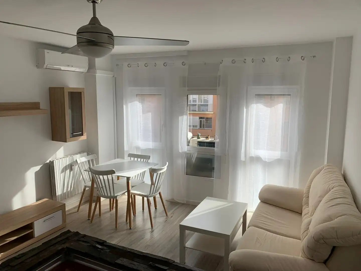 Sala de estar de Apartamento de alquiler en  Zaragoza Capital con Calefacción, Parquet y Amueblado