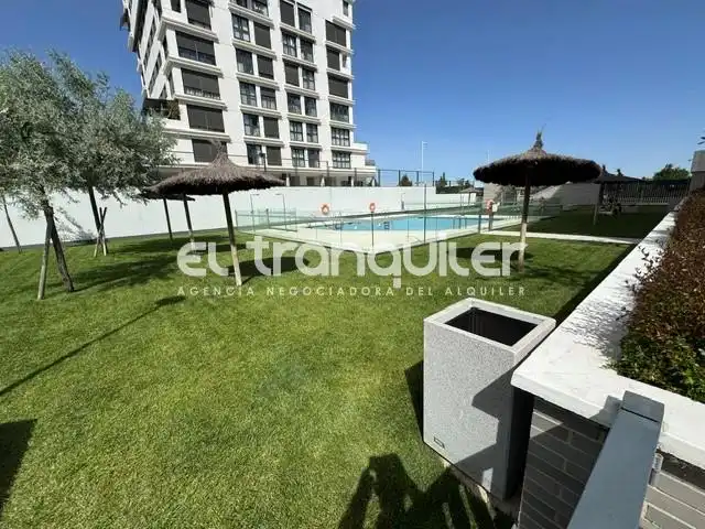 Swimming pool of Flat for rent in Madrid  with Air Conditioner, Terrace and Storage room