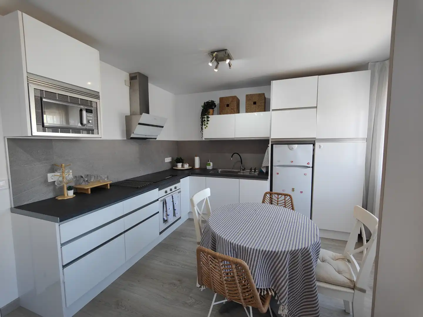 Kitchen of Flat for sale in Rianxo  with Parquet flooring, Furnished and Oven