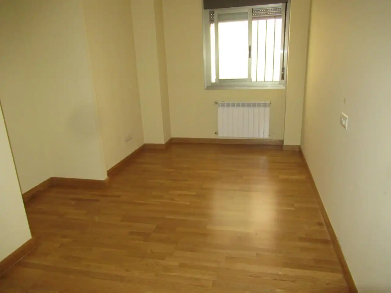 Schlafzimmer von Erdgeschoss zum Verkauf in Plasencia mit Heizung