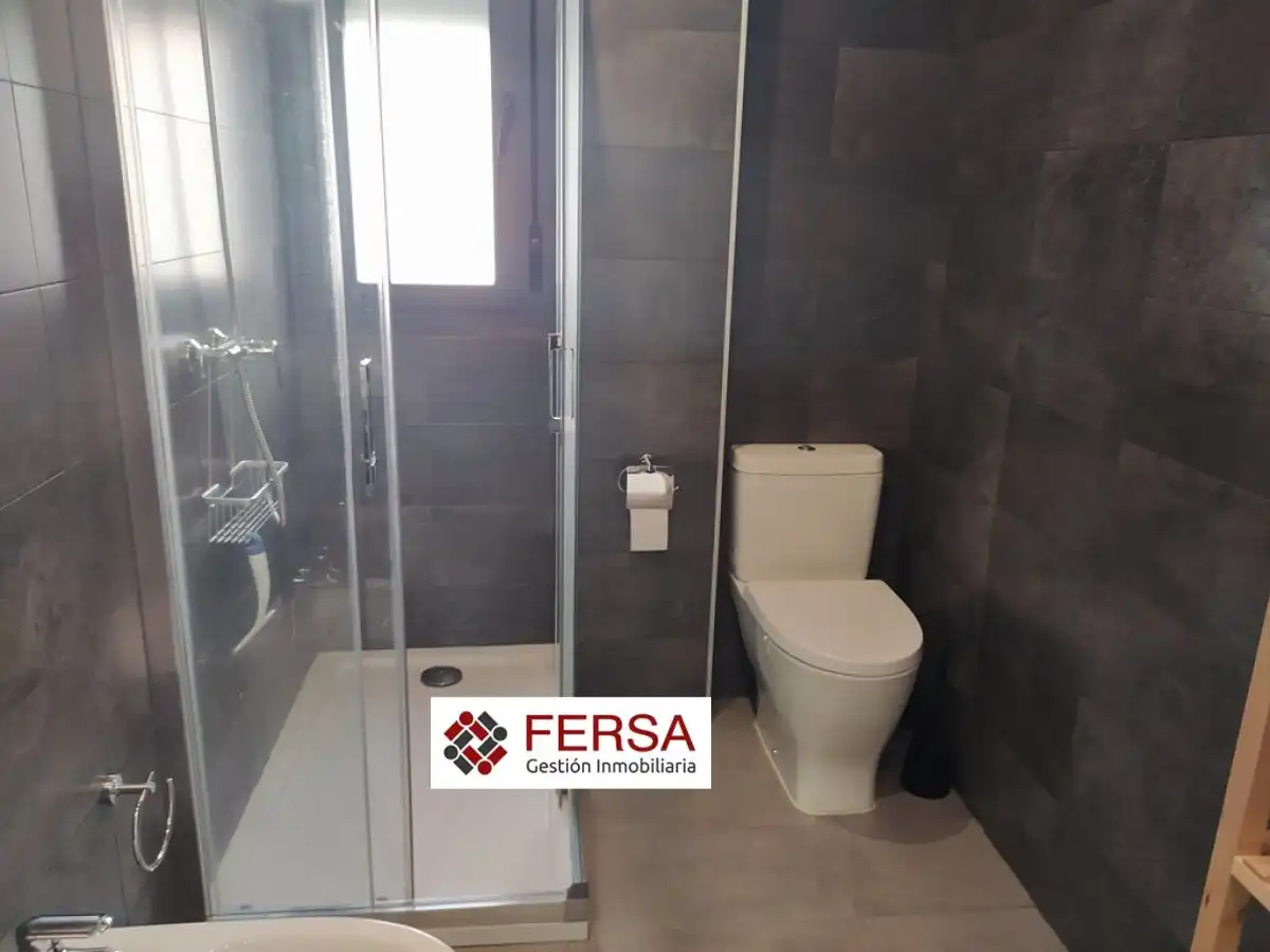 Badezimmer von Wohnung zur Miete in El Puerto de Santa María mit Klimaanlage, Heizung und Privatgarten