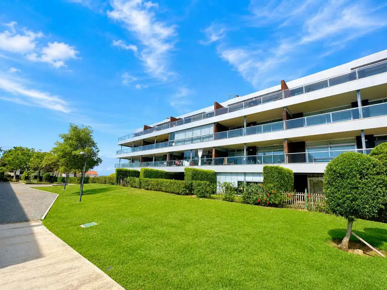 Außenansicht von Wohnungen zum Verkauf in Manilva mit Klimaanlage, Heizung und Terrasse