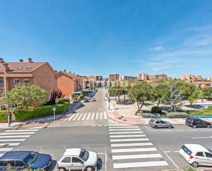 Vista exterior de Pis en venda en Alcorcón amb Aire condicionat i Piscina