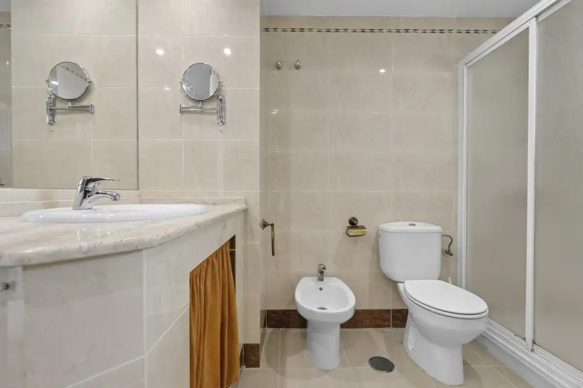 Bathroom of Flat for sale in Sevilla  with Air Conditioner and Heating