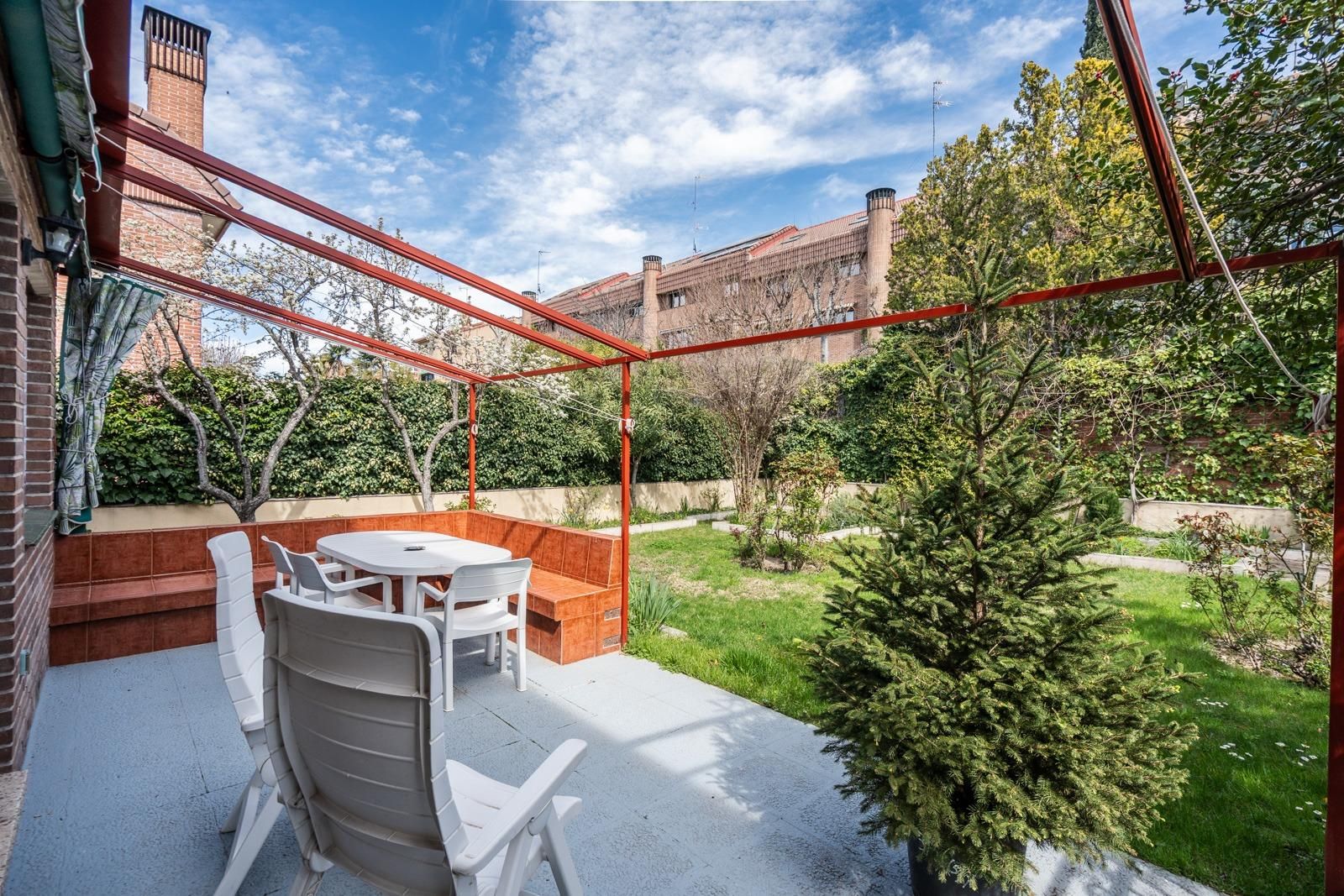 Terrace of Single-family semi-detached for sale in  Madrid Capital  with Heating, Private garden and Terrace