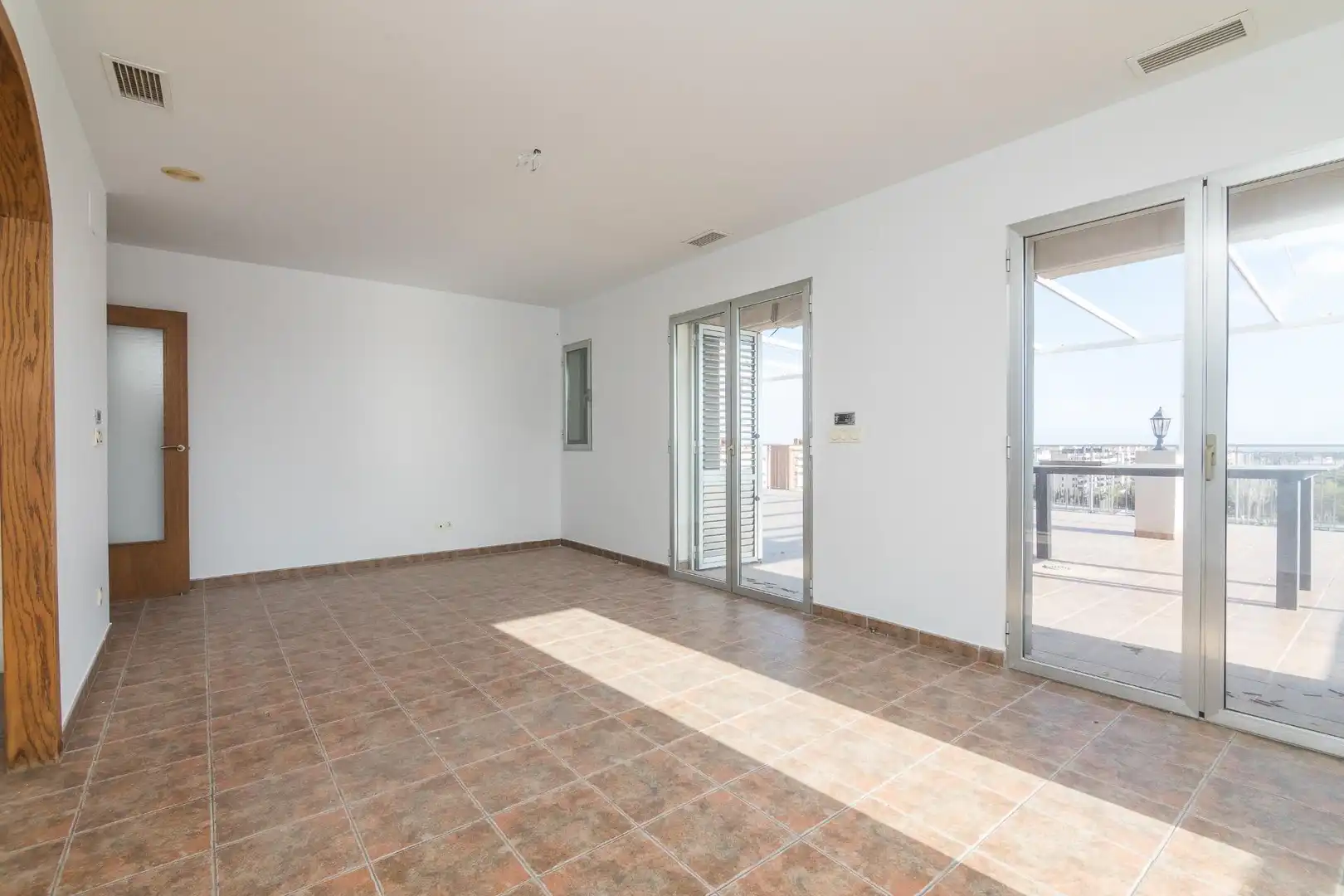 Wohnzimmer von Dachboden zum Verkauf in Elche / Elx mit Klimaanlage, Heizung und Terrasse