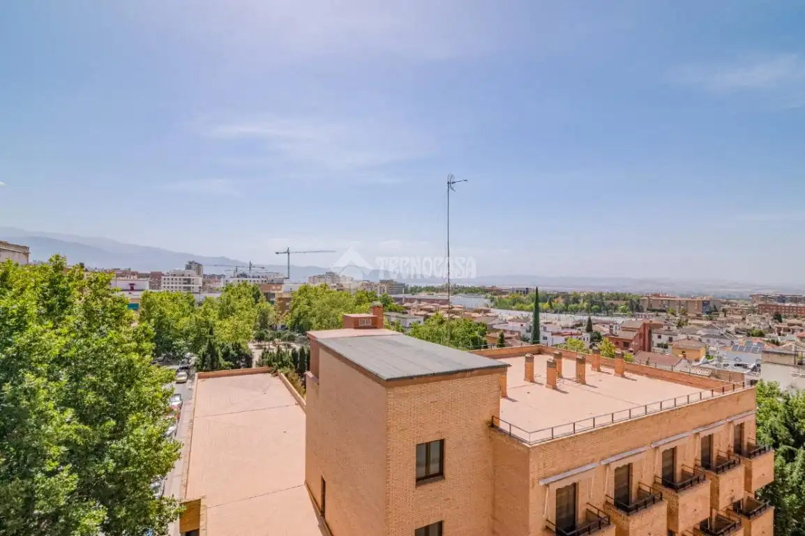 Vista exterior de Piso en venta en Granada con Calefacción y Balcón