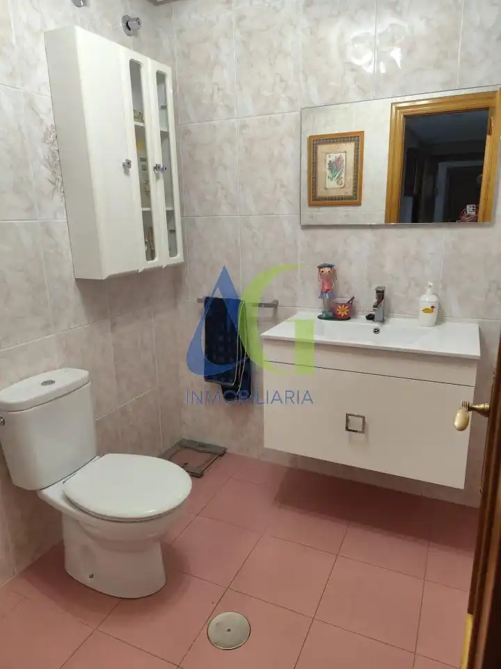 Bany de Casa o xalet en venda en Villaquilambre amb Calefacció, Jardí privat i Parquet