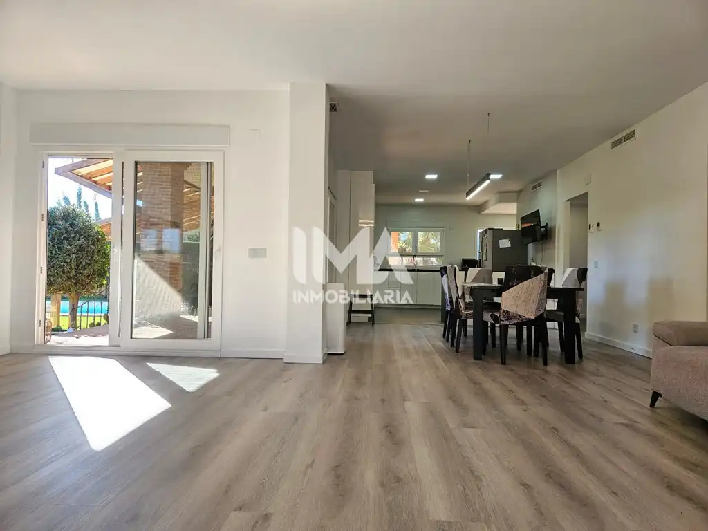 Vista exterior de Casa o xalet en venda en L'Eliana amb Aire condicionat, Calefacció i Jardí privat