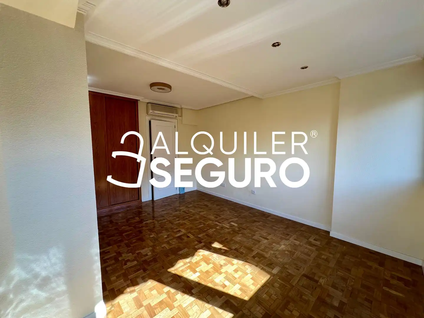 Bedroom of Flat for rent in Madrid  with Air Conditioner, Heating and Terrace