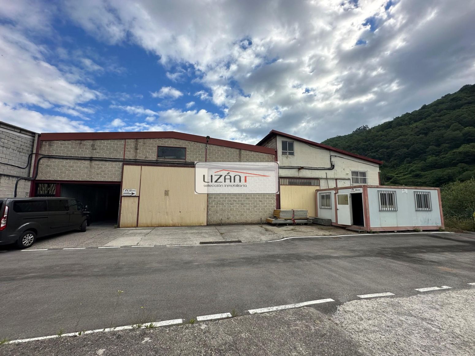 Vista exterior de Nau industrial de lloguer en Mieres (Asturias)
