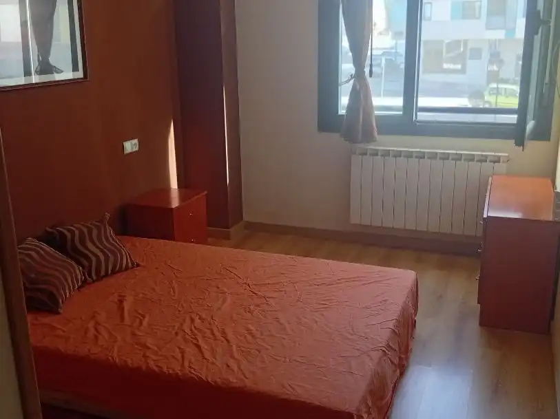 Dormitori de Pis en venda en León Capital  amb Calefacció, Parquet i Terrassa