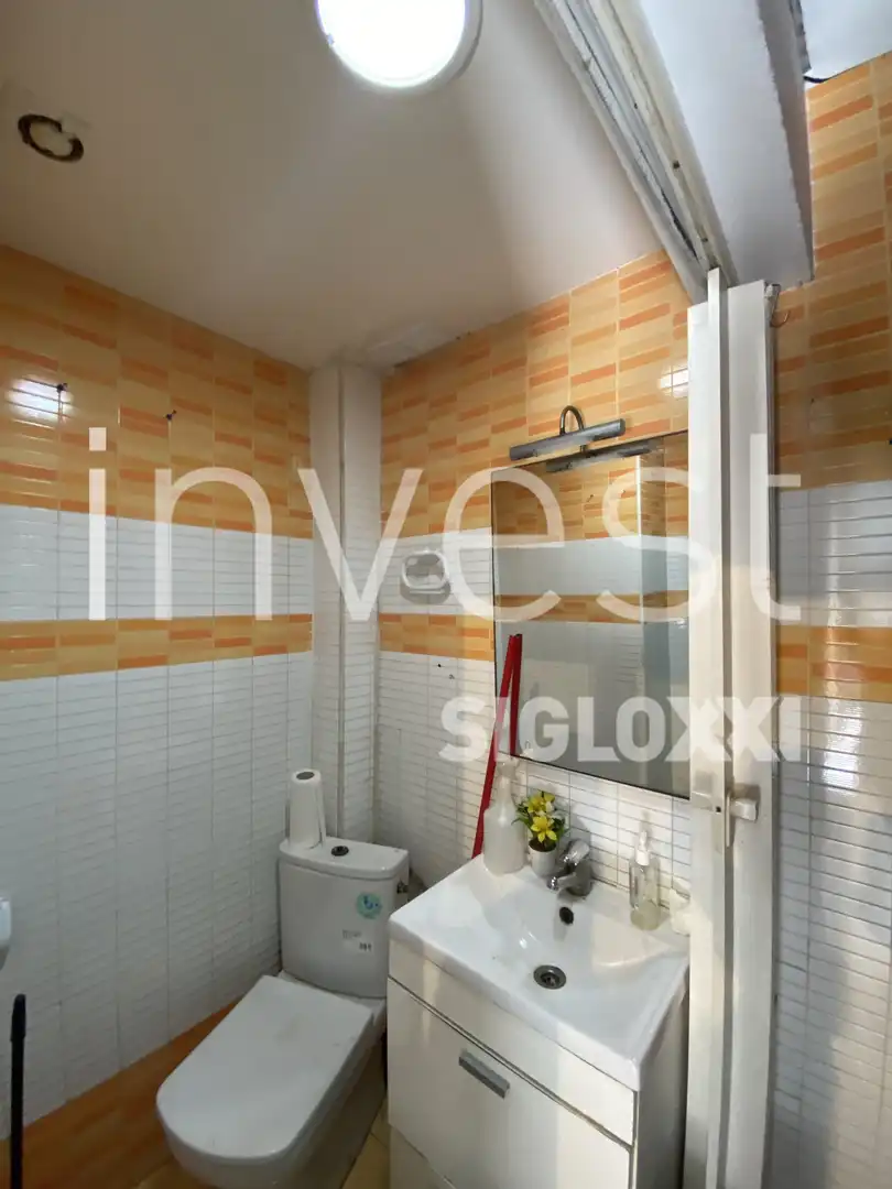 Bany de Local en venda en Barcelona amb Aire condicionat