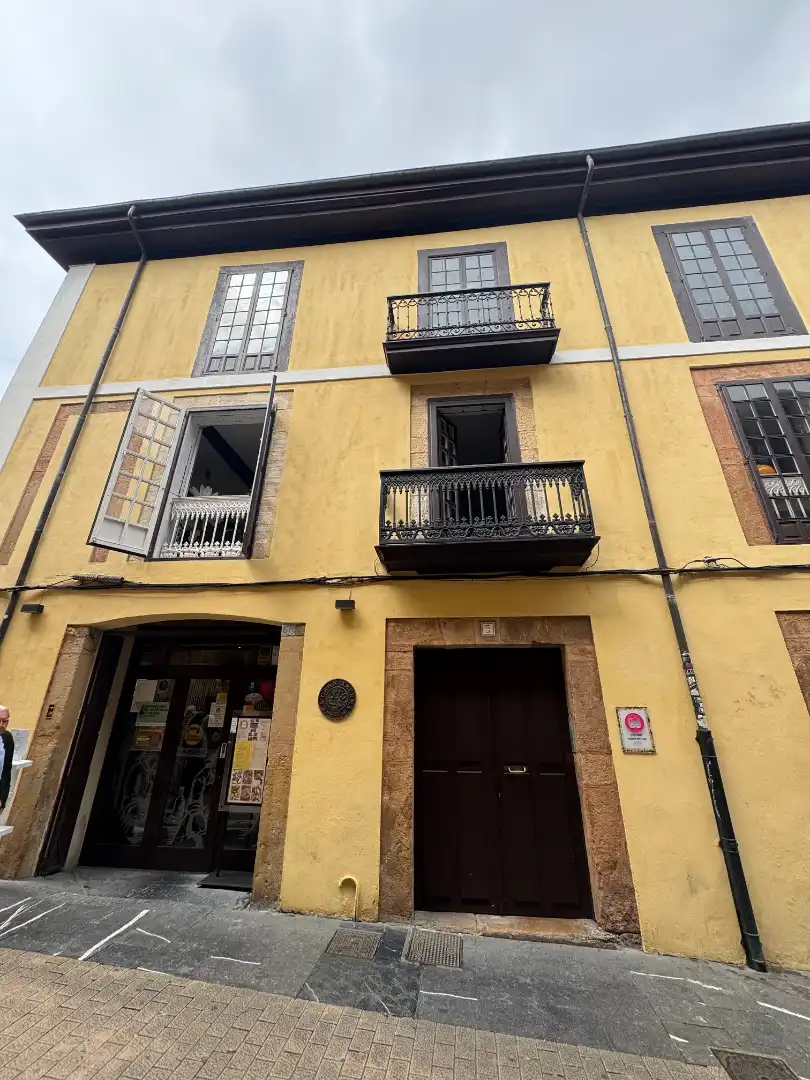 Außenansicht von Wohnung zur Miete in Oviedo  mit Ofen und Balkon