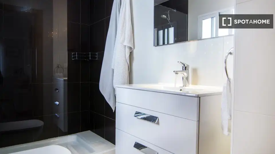 Flat with terrace to rent in Ciutat Vella, imagen 2