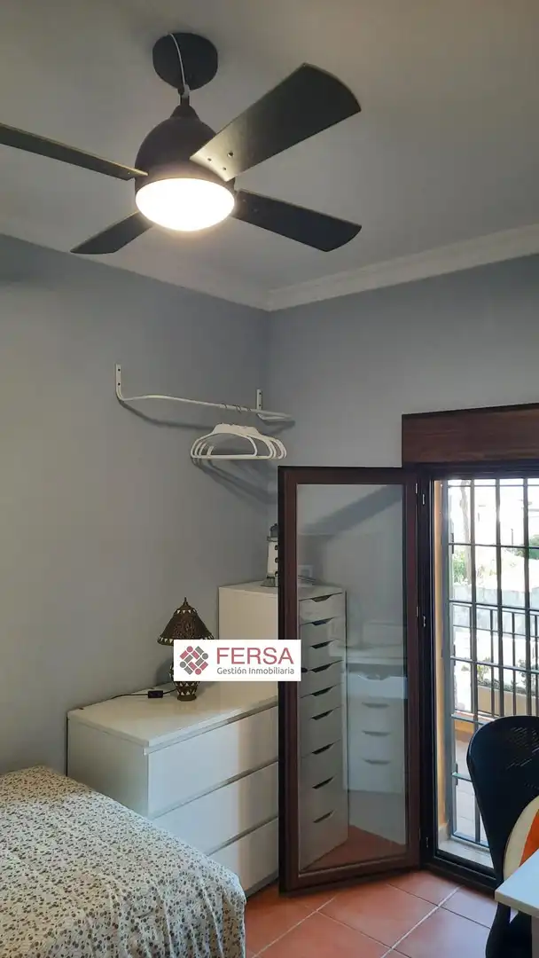Dormitori de Casa adosada en venda en El Puerto de Santa María amb Aire condicionat, Calefacció i Jardí privat