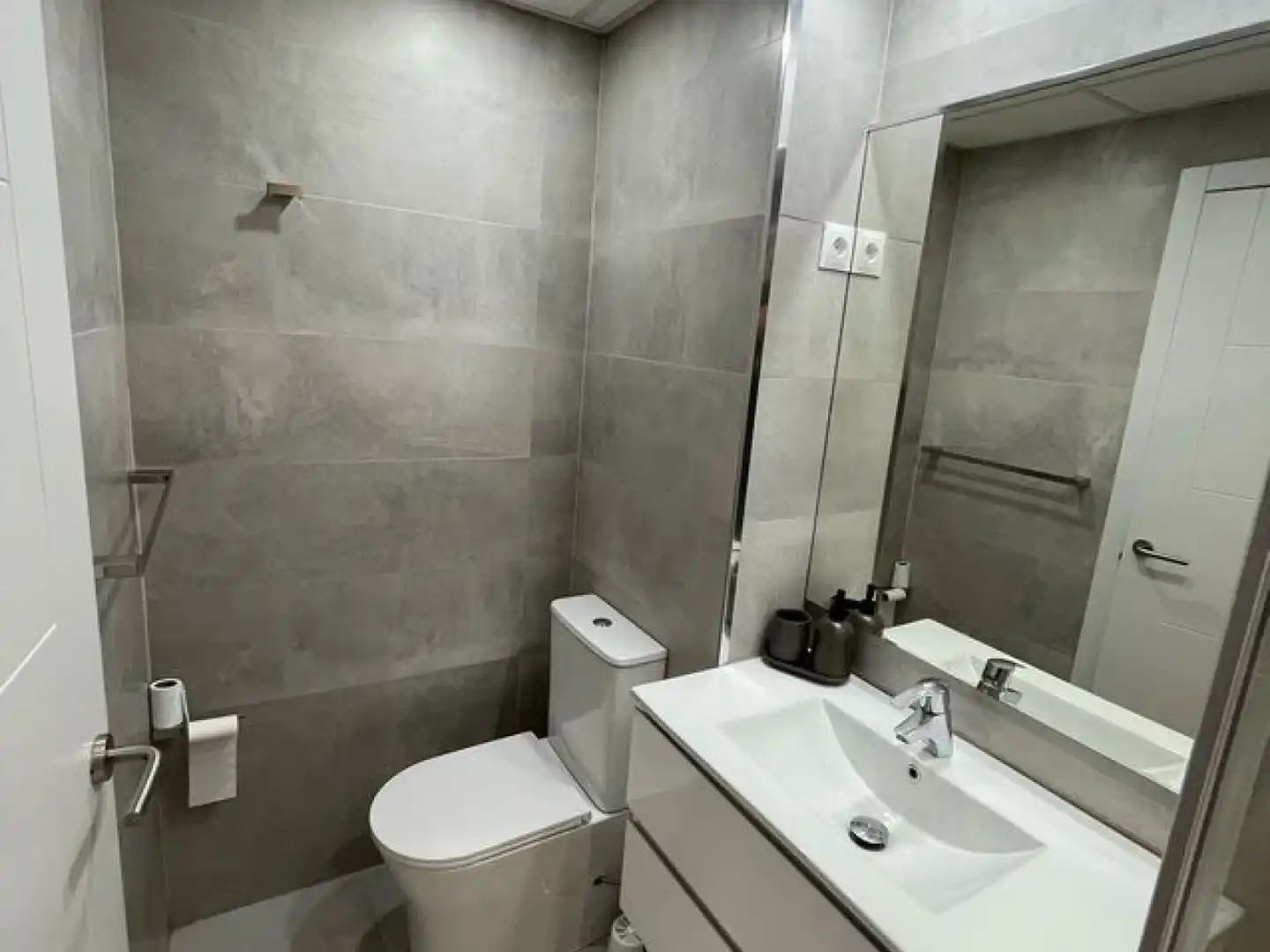 Bany de Apartament de lloguer en Madrid amb Aire condicionat, Calefacció i Moblat