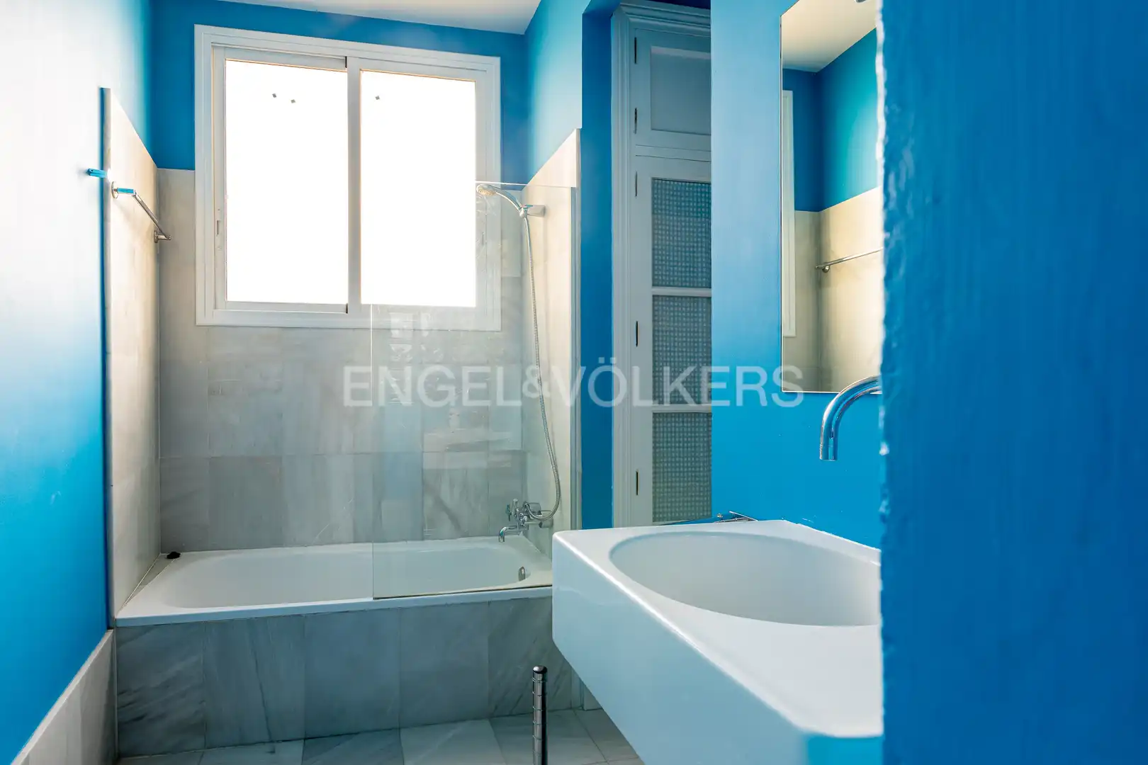Bathroom of Attic for sale in Sevilla  with Air Conditioner, Heating and Terrace