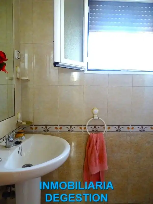 Bany de Casa o xalet en venda en Linares amb Aire condicionat, Calefacció i Jardí privat