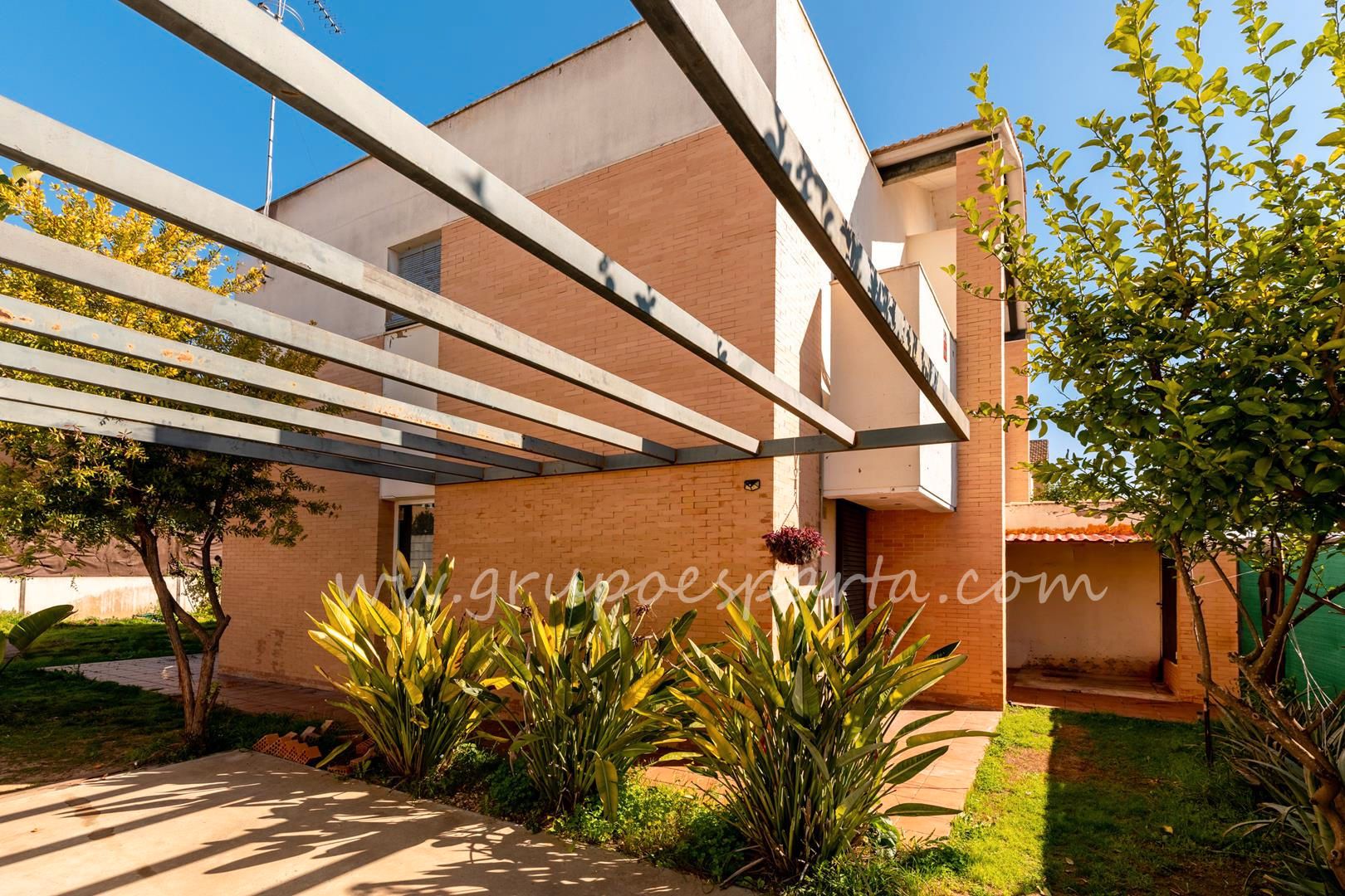 Vista exterior de Casa adosada en venda en Espartinas amb Aire condicionat i Jardí privat