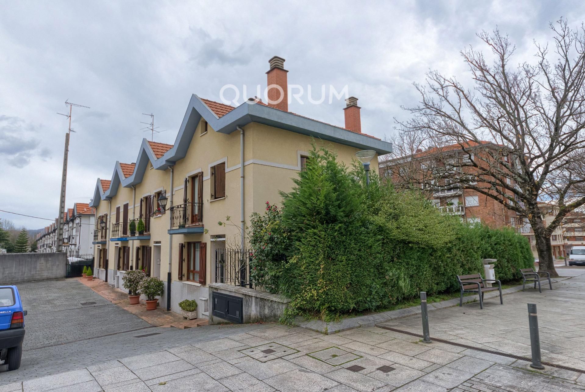 Vista exterior de Casa adosada en venta en Basauri  con Calefacción, Jardín privado y Terraza