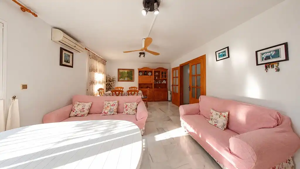 Sala de estar de Casa adosada en venta en Vélez-Málaga con Amueblado