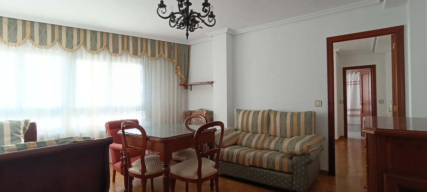 Sala d'estar de Apartament de lloguer en León Capital  amb Calefacció, Parquet i Moblat