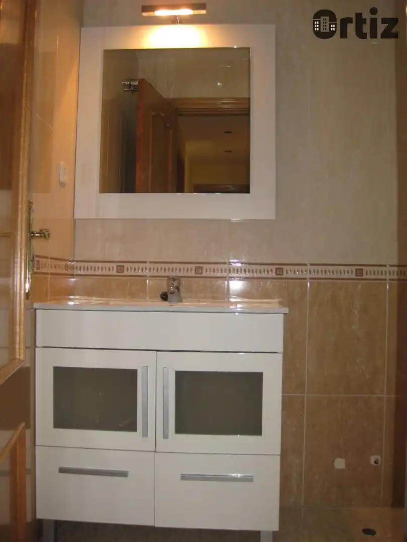 Baño de Piso de alquiler en Pozuelo del Rey con Calefacción y Piscina comunitaria