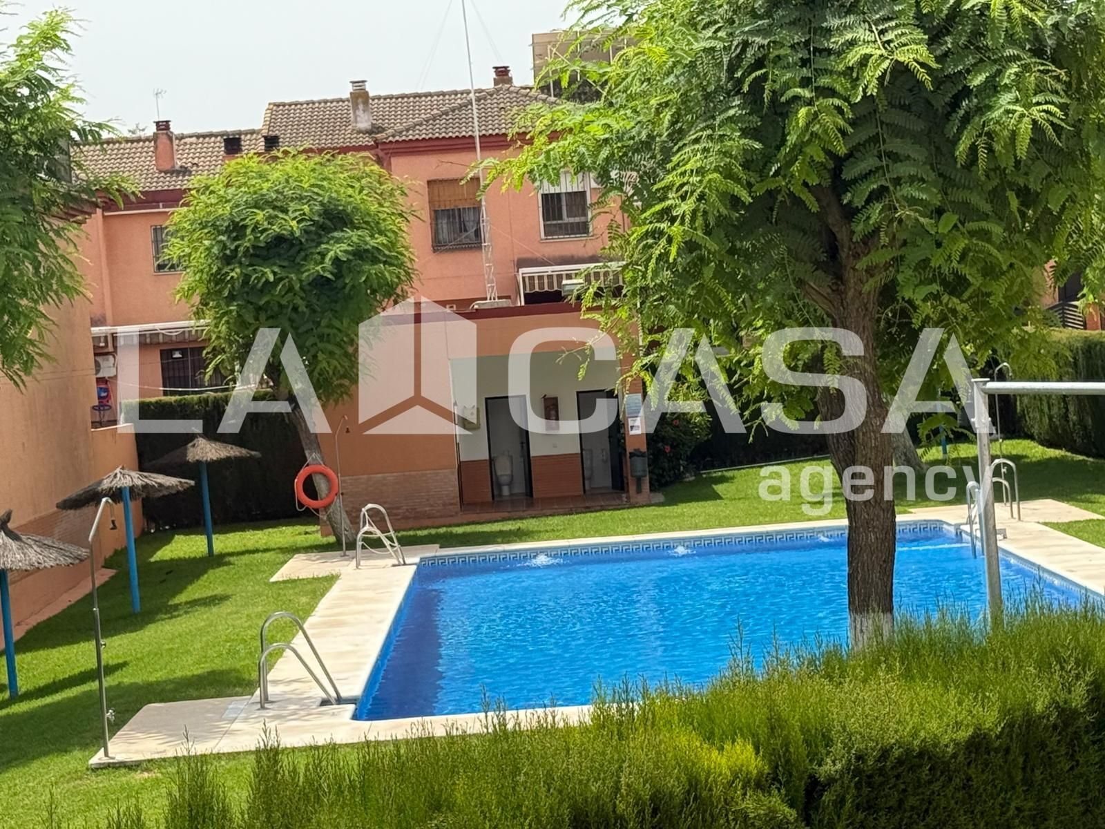 Jardí de Casa adosada en venda en Montequinto amb Aire condicionat i Piscina
