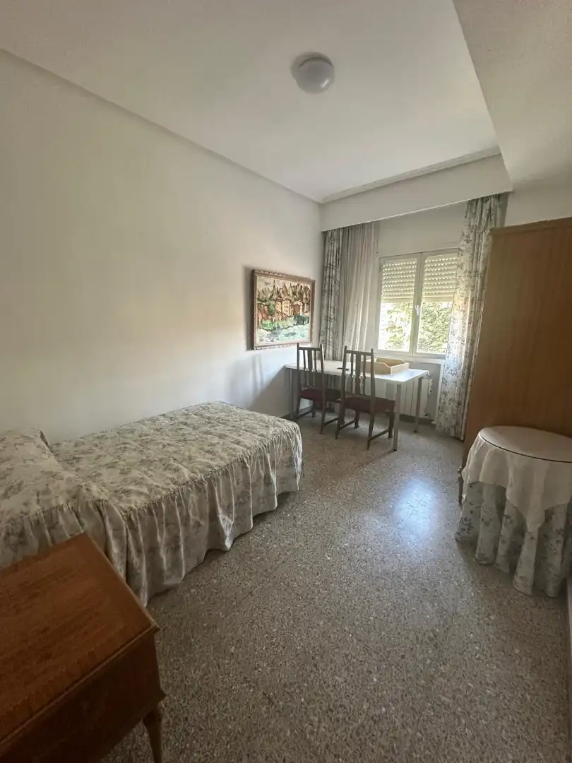 Dormitori de Pis de lloguer en Cuenca amb Calefacció, Terrassa i Moblat