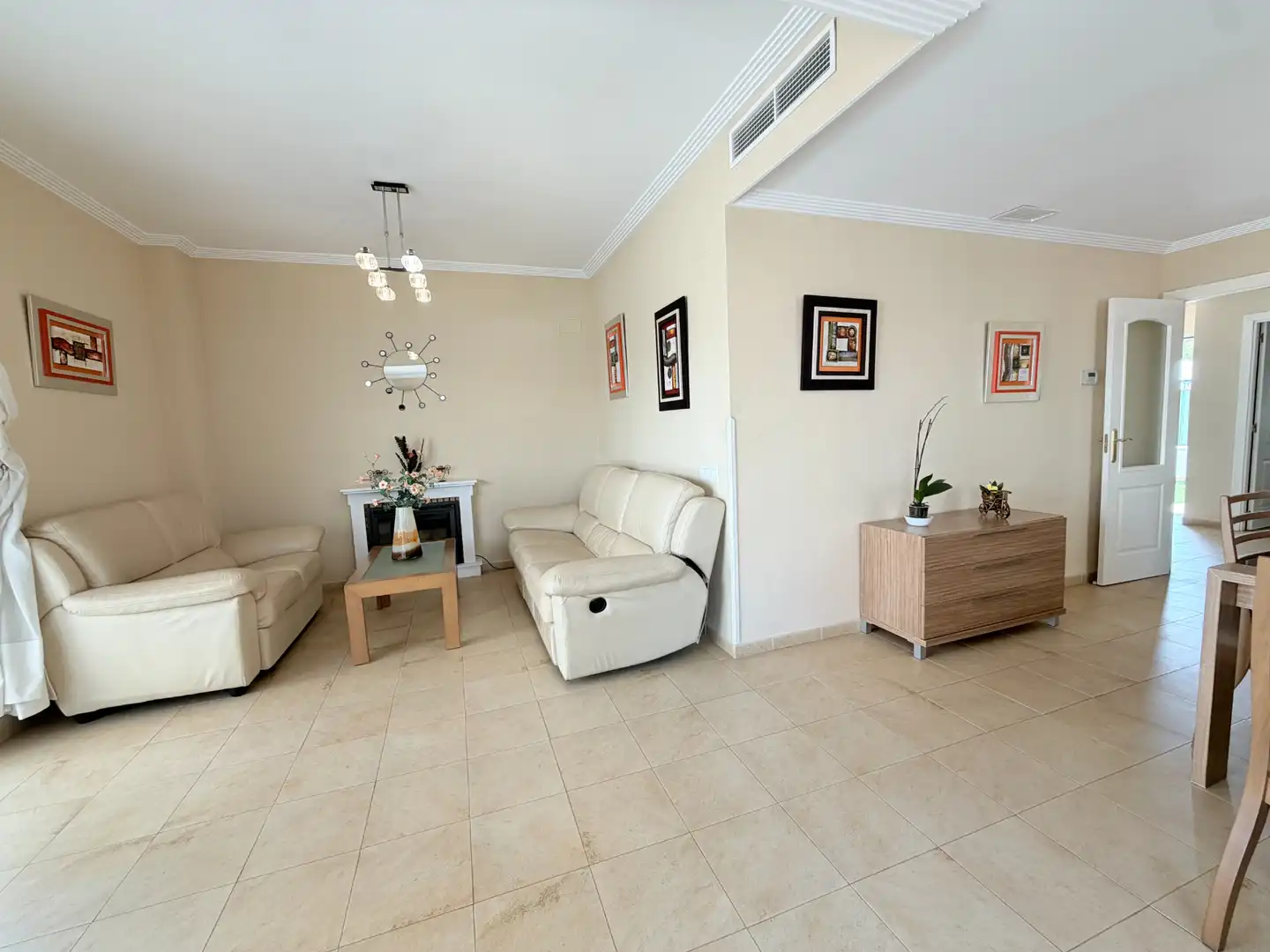Sala d'estar de Casa o xalet en venda en Espartinas amb Aire condicionat, Terrassa i Traster