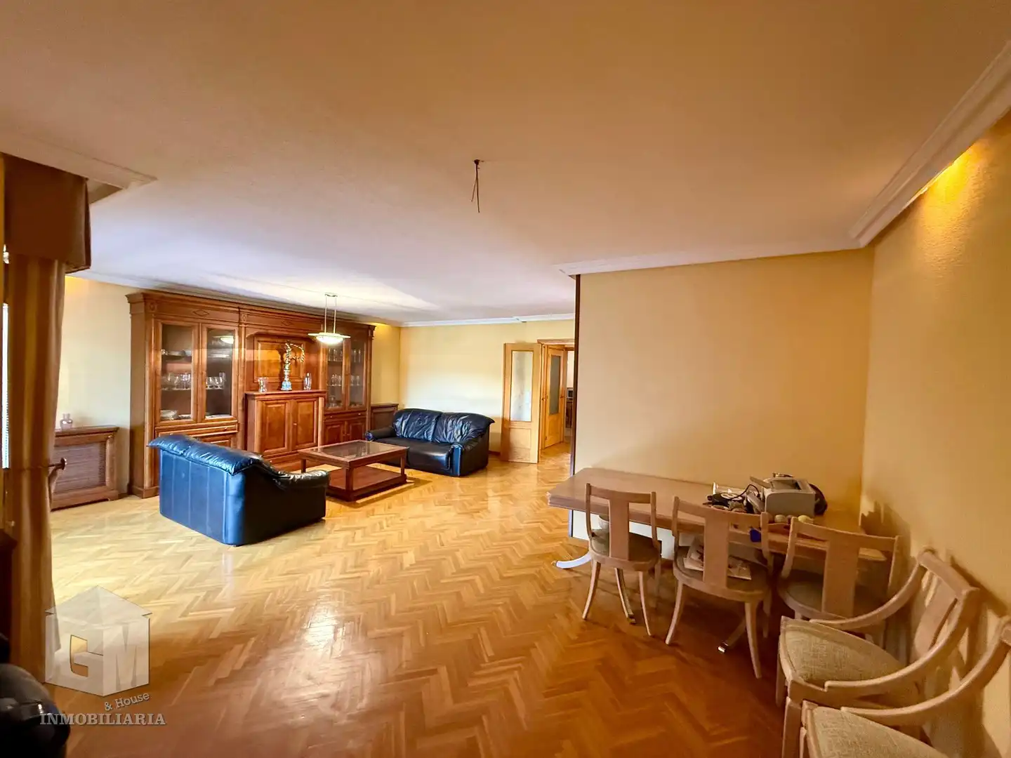 Sala d'estar de Casa adosada en venda en Las Rozas de Madrid amb Calefacció, Jardí privat i Terrassa