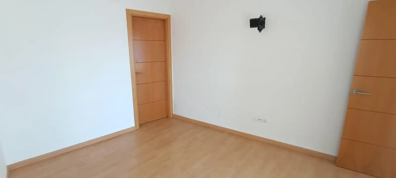Schlafzimmer von Dachboden zum Verkauf in L'Ampolla mit Terrasse und Balkon