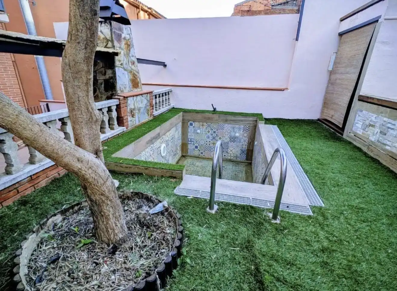 Piscina de Casa o xalet en venda en Santa Coloma de Gramenet amb Piscina i Balcó