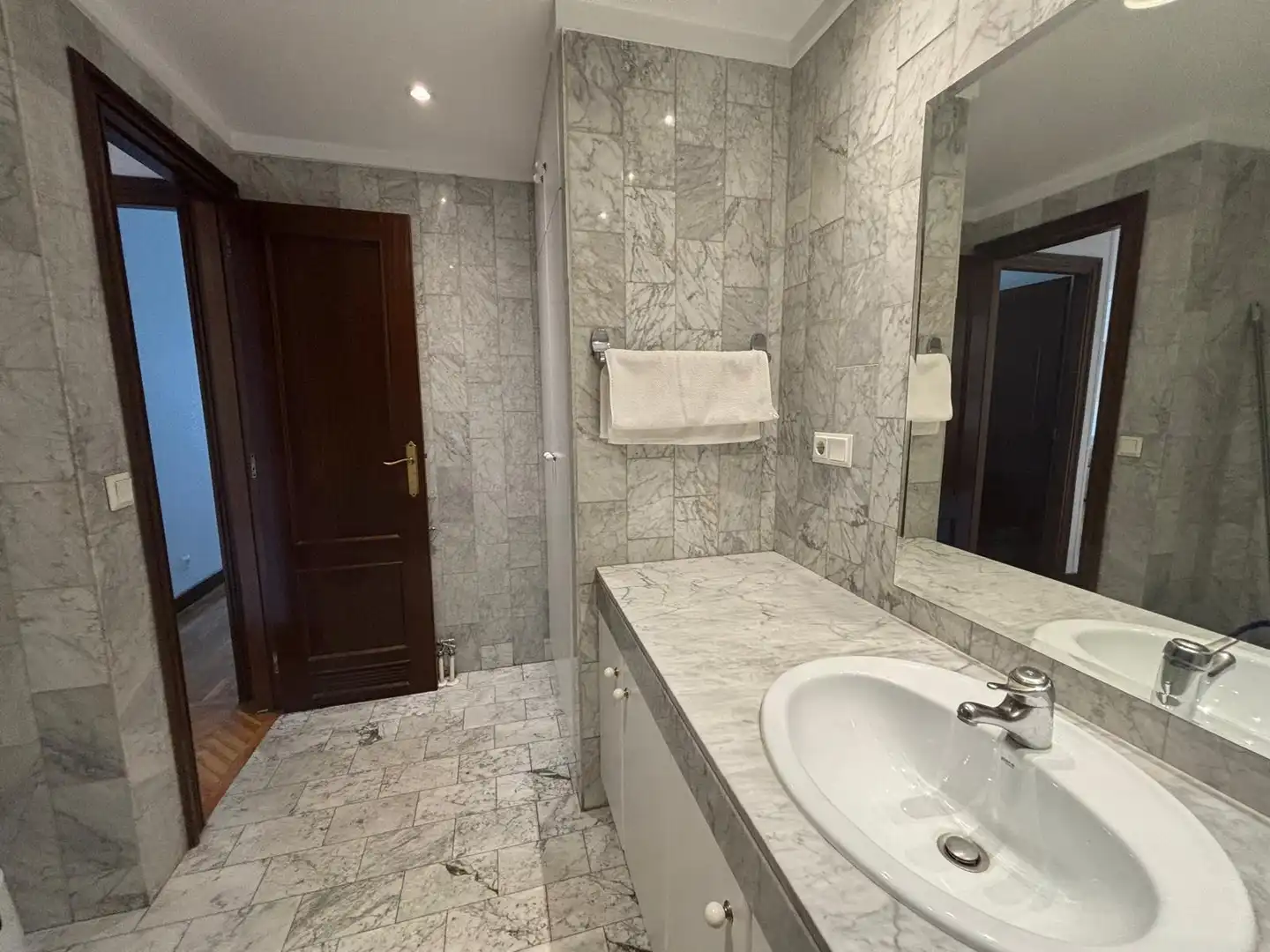 Baño de Piso de alquiler en  Pamplona / Iruña con Calefacción, Parquet y Terraza