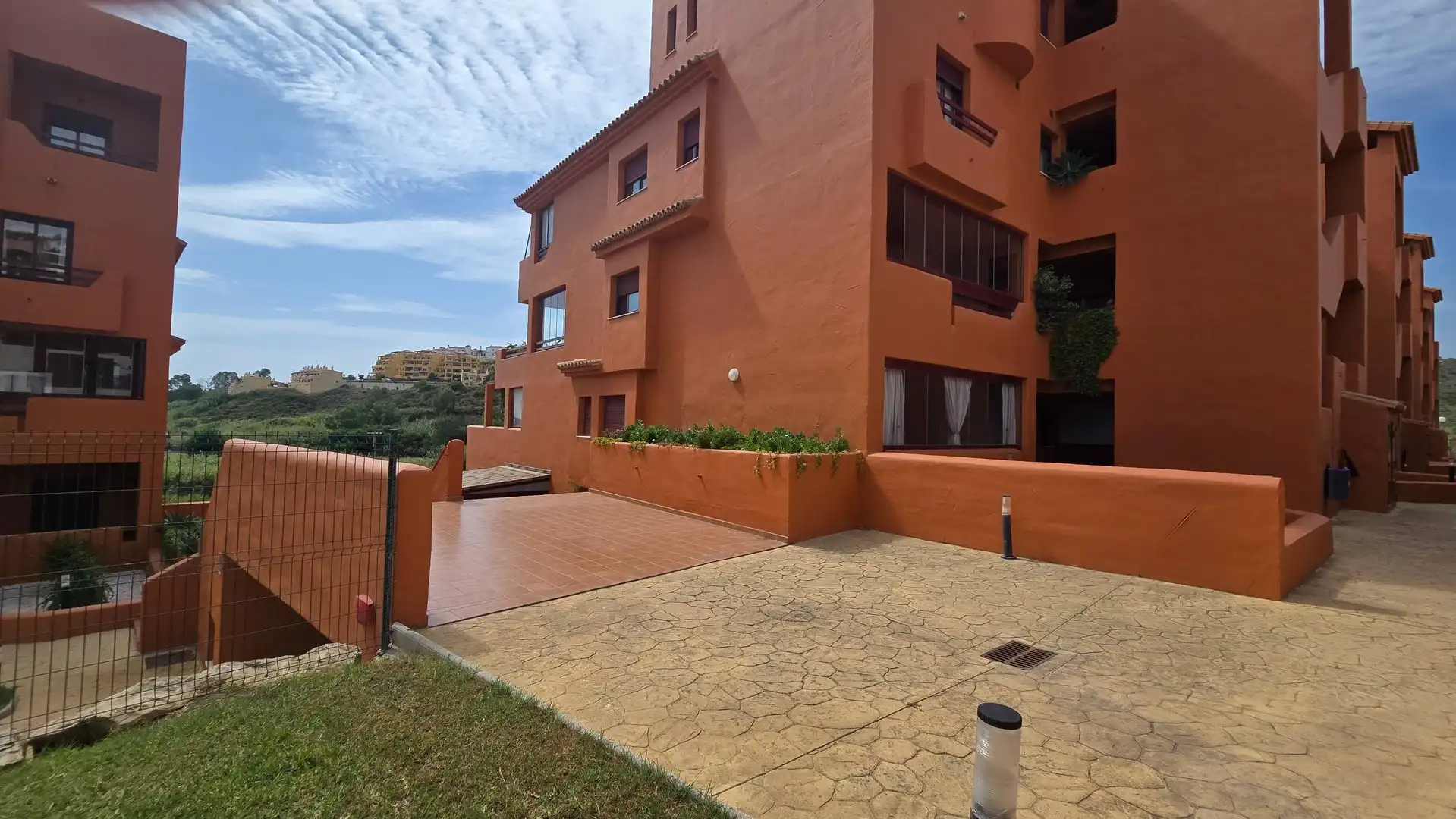 Außenansicht von Wohnungen zum Verkauf in Manilva mit Klimaanlage, Privatgarten und Terrasse