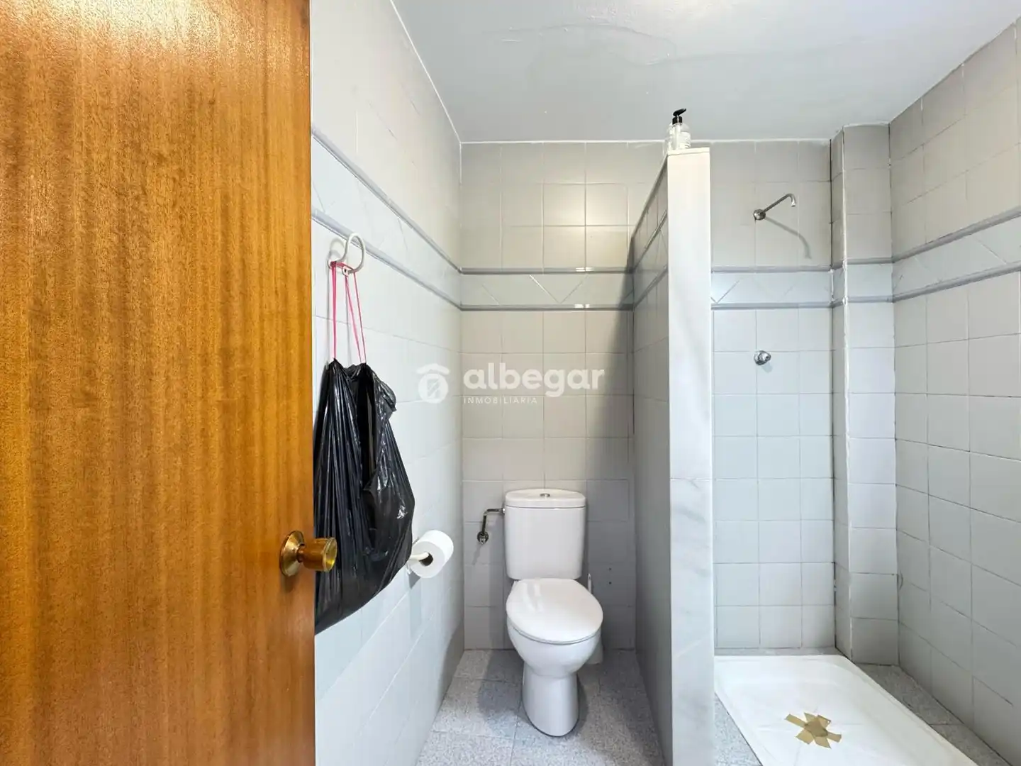 Baño de Local de alquiler en Valencia con Aire acondicionado