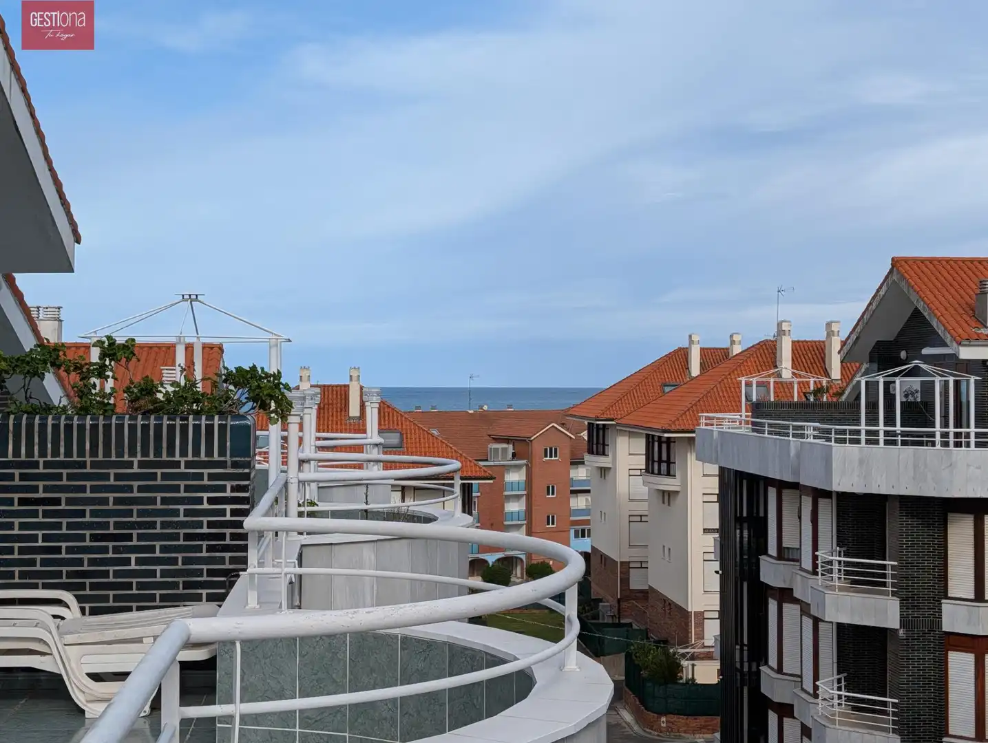 Vista exterior de Àtic en venda en Noja amb Calefacció, Terrassa i Moblat