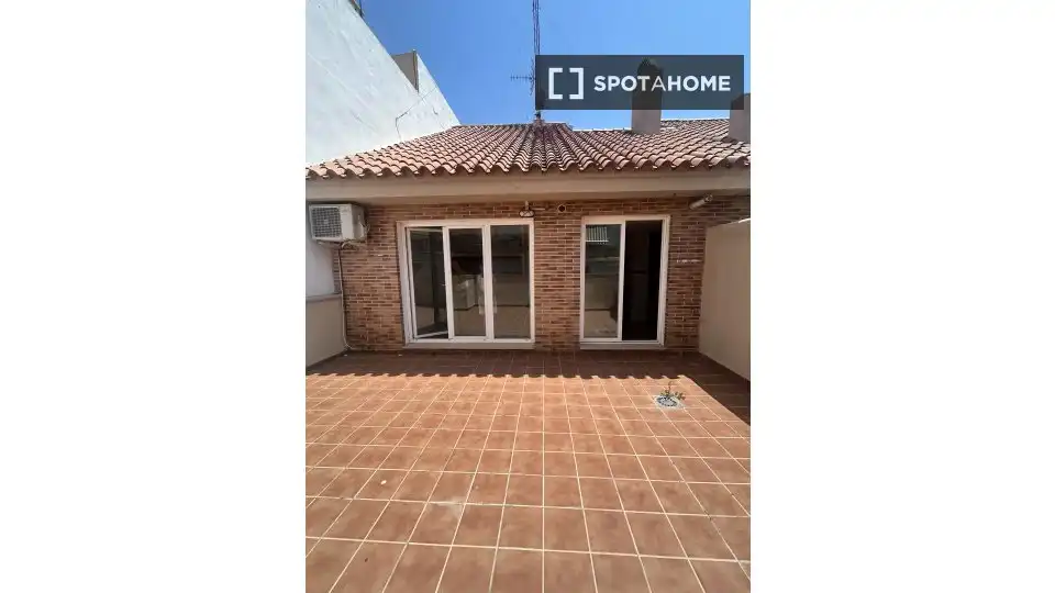 Exterior view of Flat for rent in Valencia  with Air Conditioner, Heating and Furnished