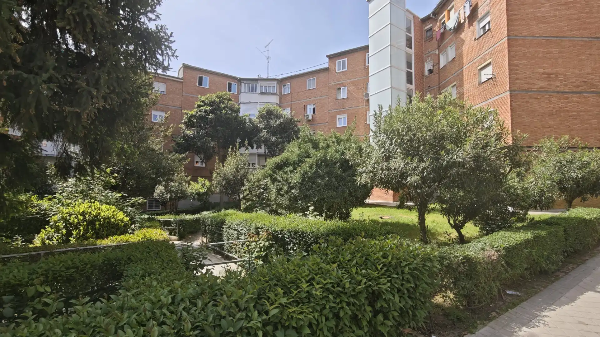 Jardín de Piso en venta en  Madrid Capital con Calefacción y Amueblado