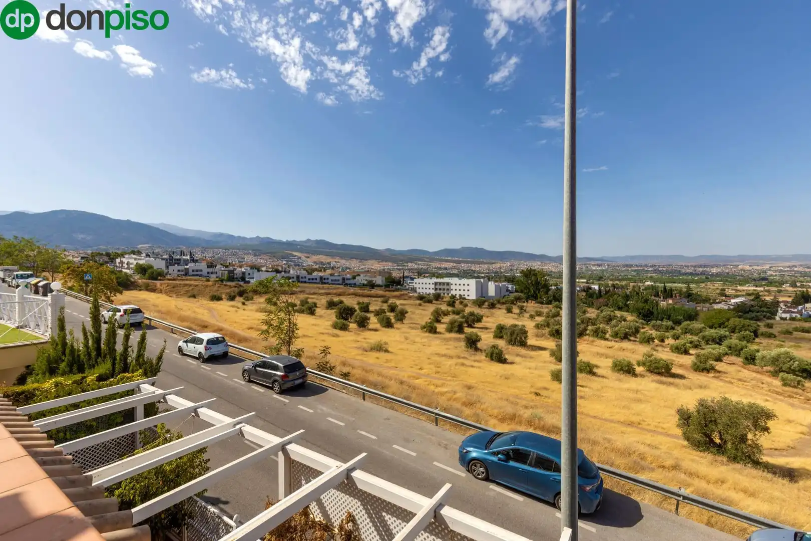 Außenansicht von Einfamilien-Reihenhaus zum Verkauf in Granada mit Klimaanlage, Heizung und Terrasse