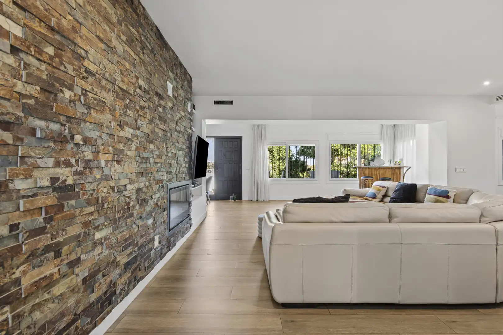 Sala de estar de Casa o chalet en venta en Marbella con Aire acondicionado, Calefacción y Jardín privado