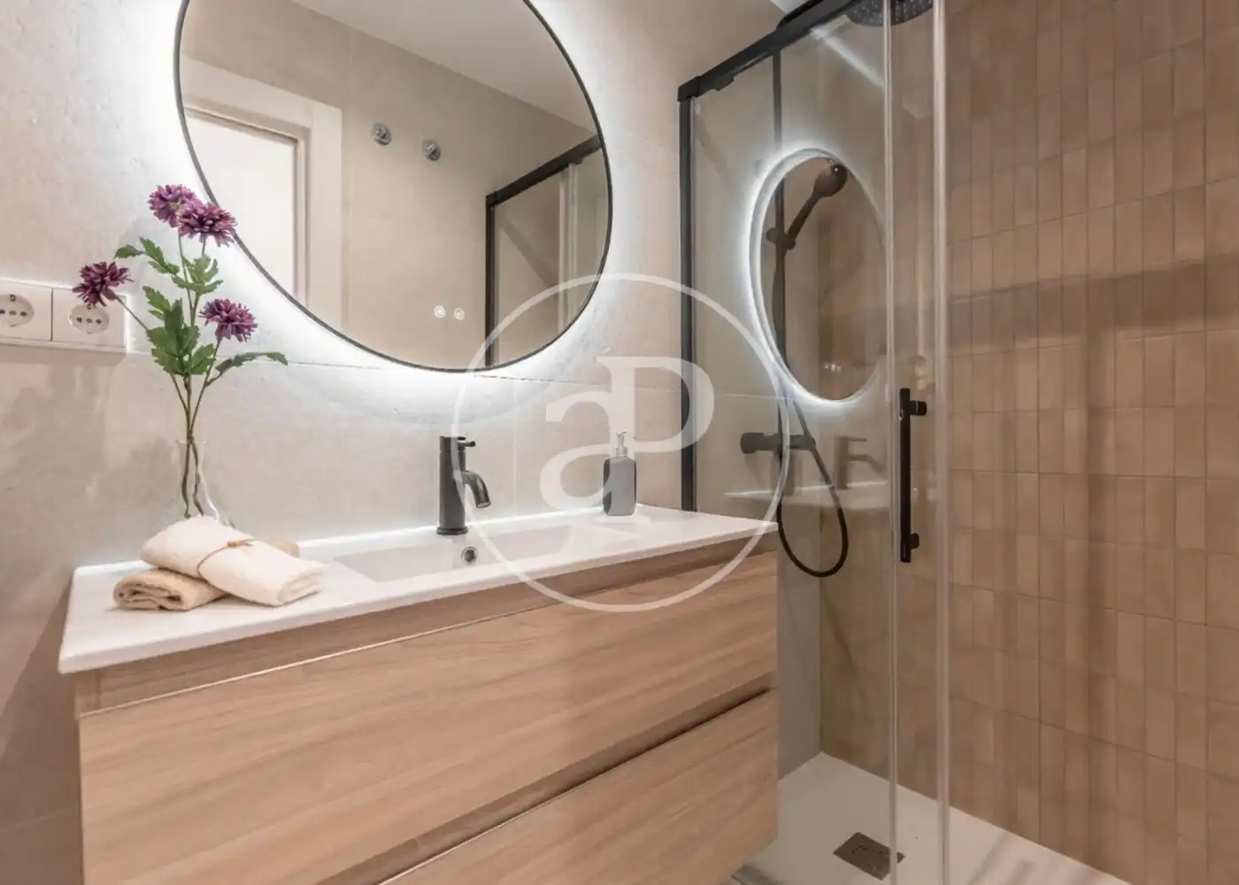 Bathroom of Flat for sale in Madrid  with Air Conditioner, Heating and Balcony