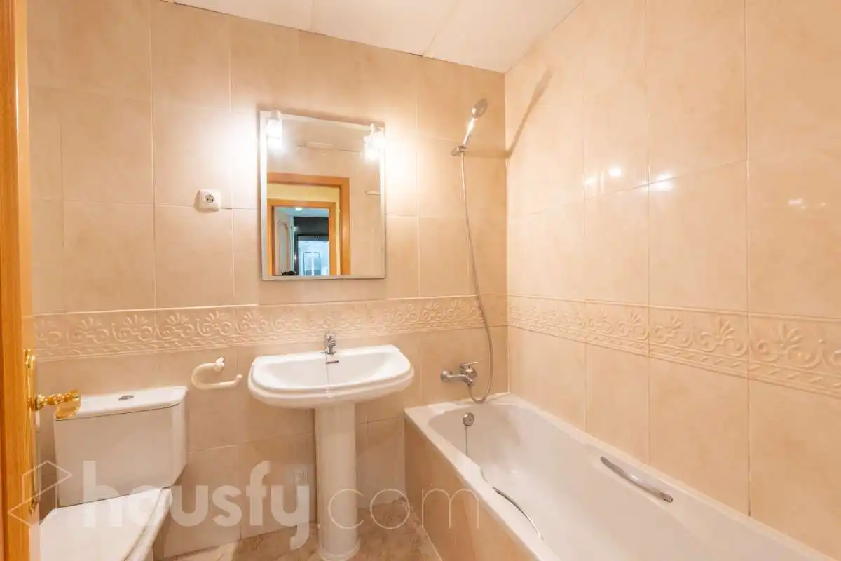 Badezimmer von Wohnung zum Verkauf in Vilanova i la Geltrú mit Klimaanlage, Heizung und Balkon