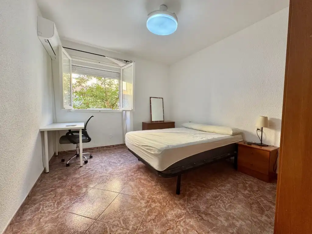 Bedroom of Flat for share in Córdoba